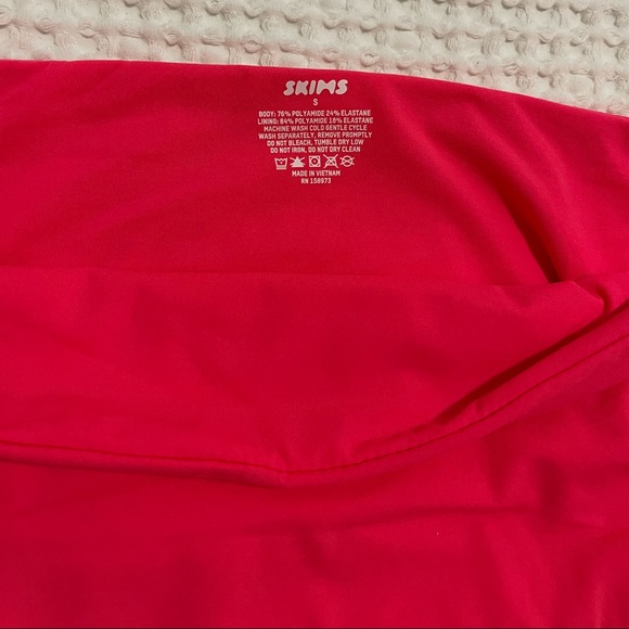 SKIMS Bandeau Bra | Ultra Pink | Strapless Fit | NWT - Picture 4 of 4